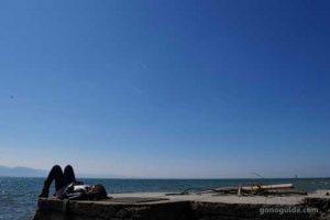 ที่นั่งเล่นริมทะเลสาบ